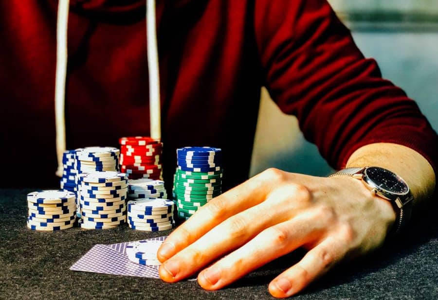 Bạn có nên nghĩ bắt đầu kiếm tiền Poker online ngay bây giờ không?