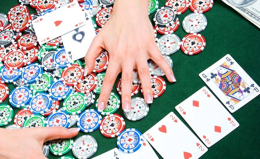 Những chiêu thức bắt bài đối thủ khi chơi Poker