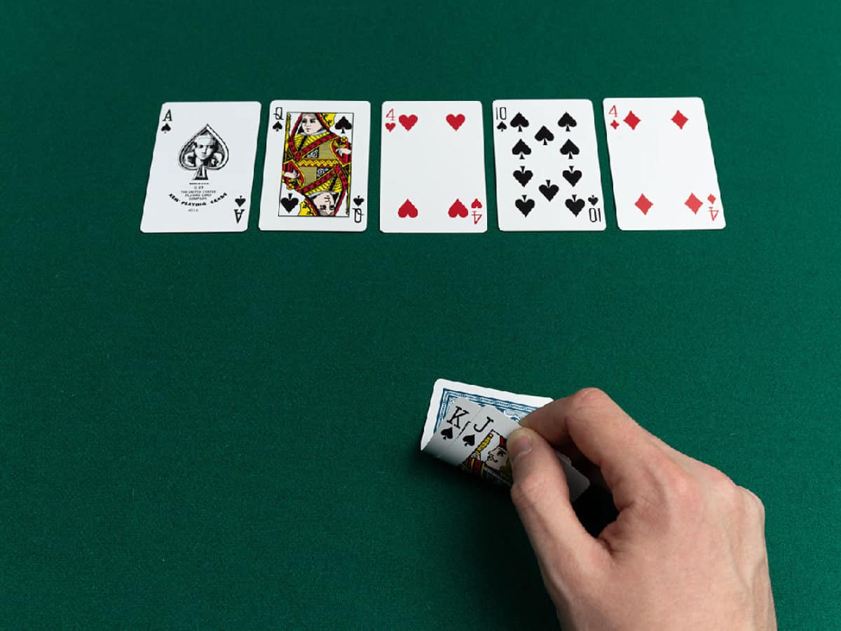 Tay chơi poker online và poker live, ai thực sự pro hơn?